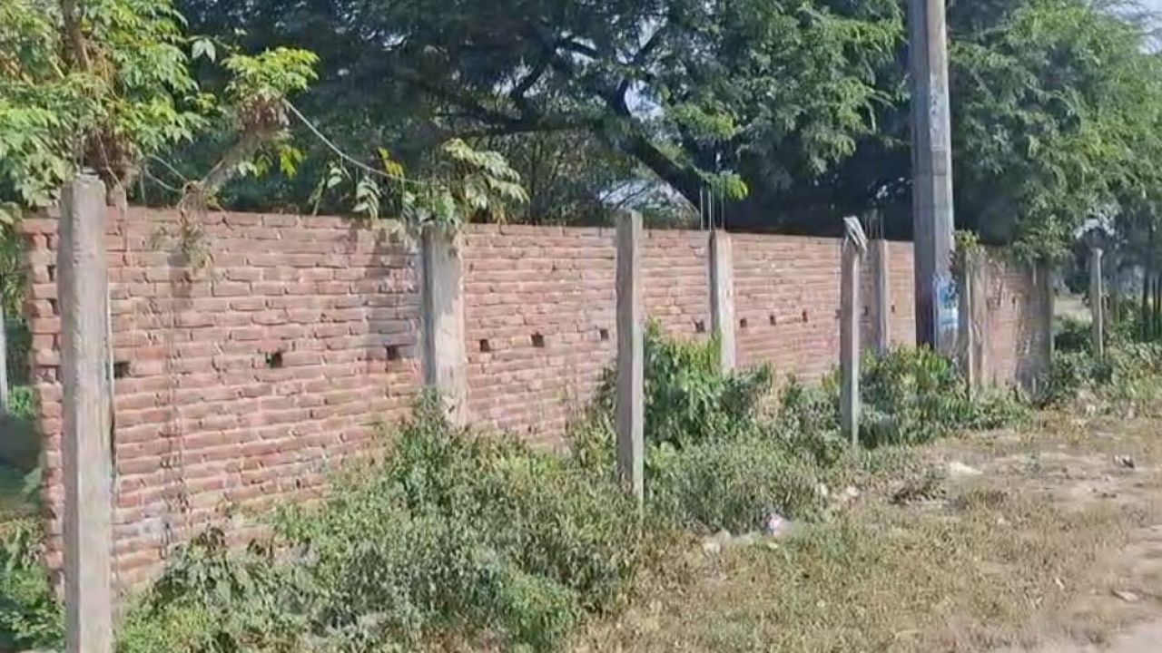 পলাশে সীমানা প্রাচীরের পাশে মিলল অজ্ঞাত লাশ