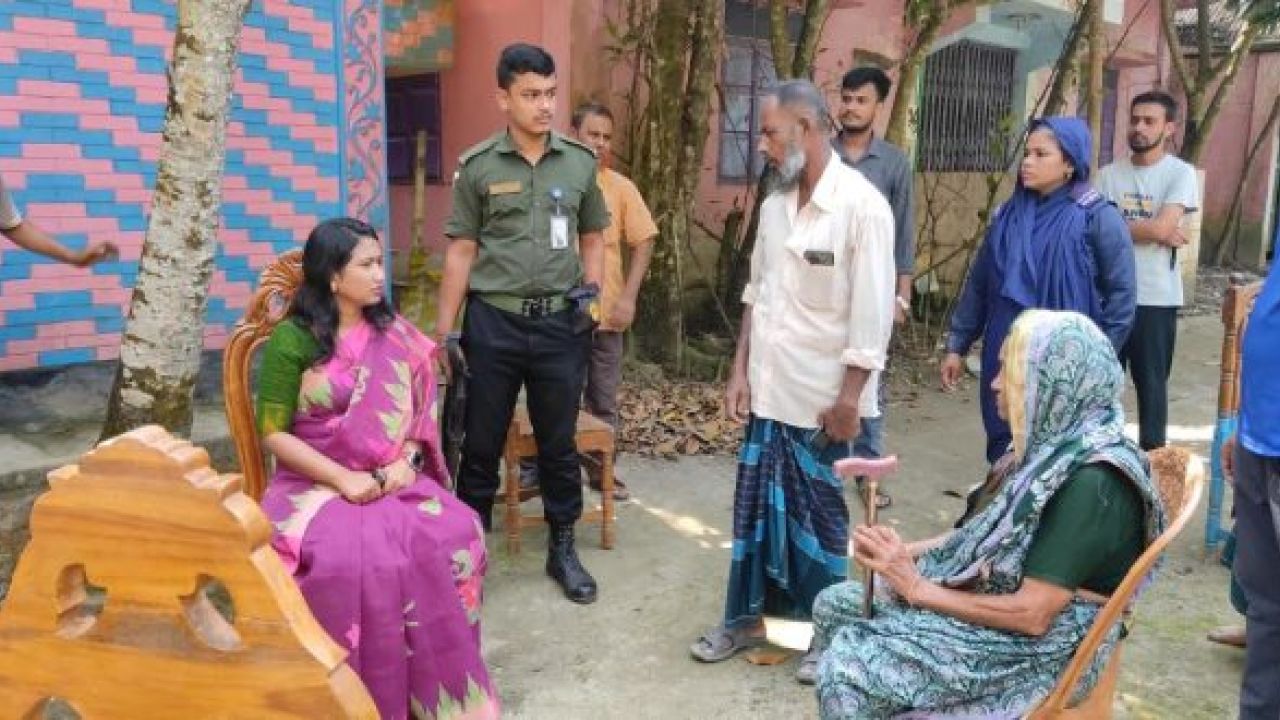 ১০ সন্তান থেকেও আশ্রয়হীন মায়ের পাশে ইউএনও