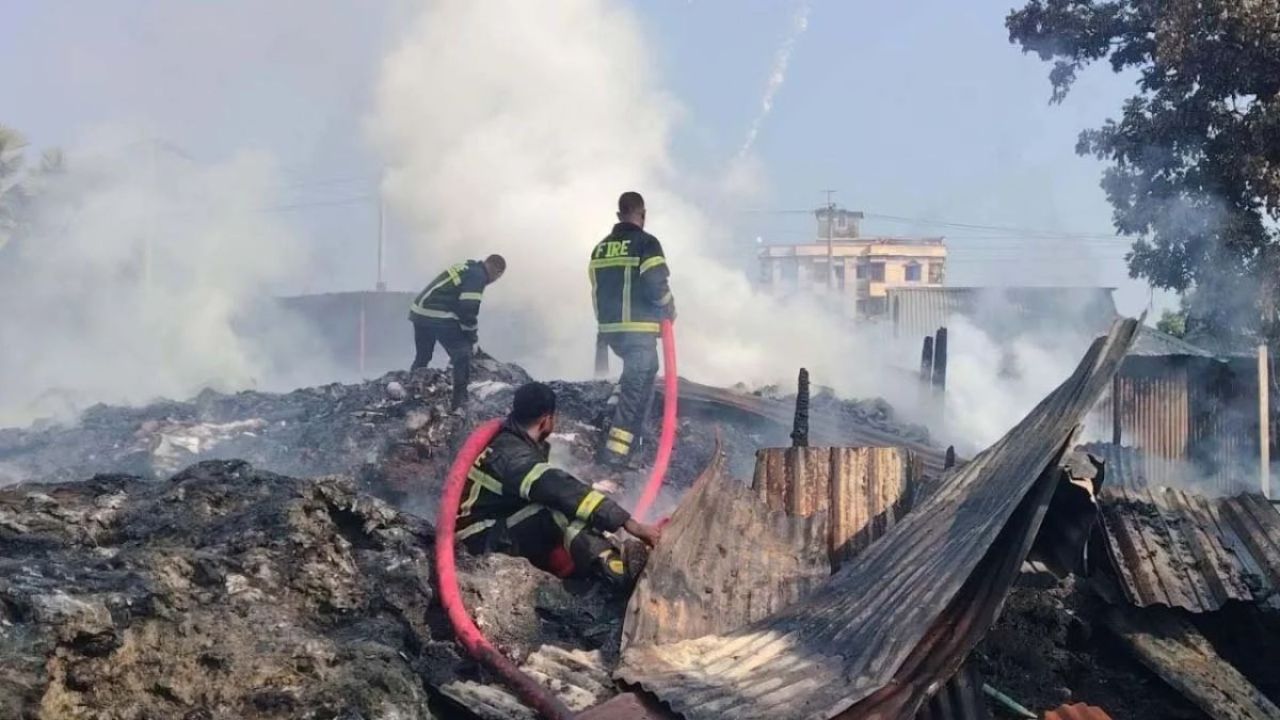 গাজীপুরে ভয়াবহ আগুন, পুড়ে ছাই মসজিদসহ ২০ দোকান