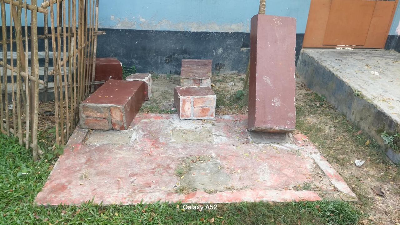 রাতে ভেঙে পড়ল শহীদ মিনার, ভাঙচুর নাকি জরাজীর্ণতা! 