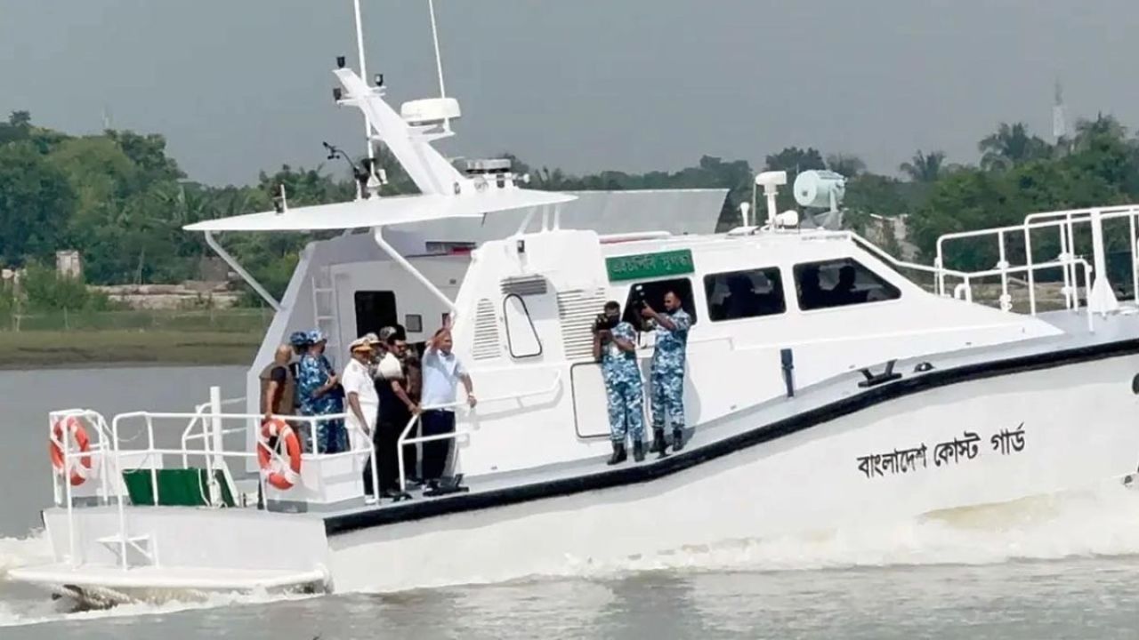সুন্দরবন ও নলিয়ান পরিদর্শনের পর মোংলা নৌঘাঁটিতে প্রধানমন্ত্রী