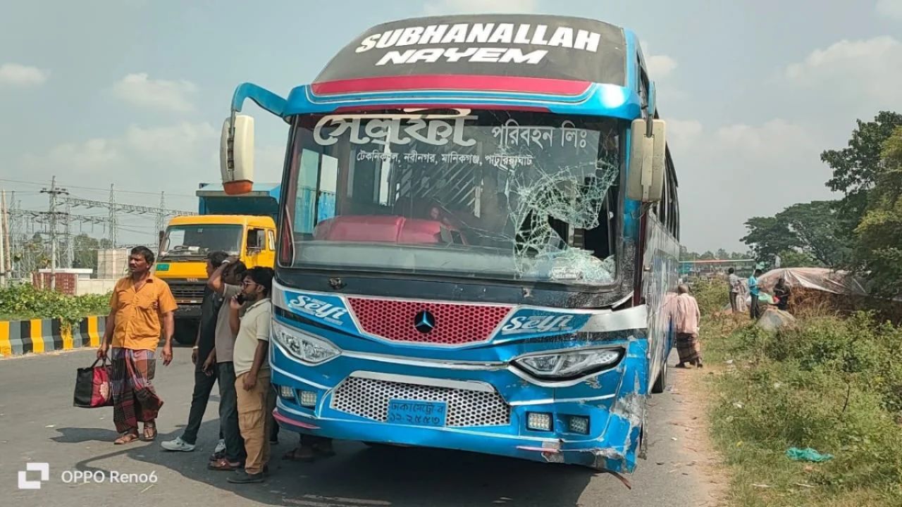 মানিকগঞ্জে বাসের ধাক্কায় ইজিবাইকের ২ যাত্রী নিহত