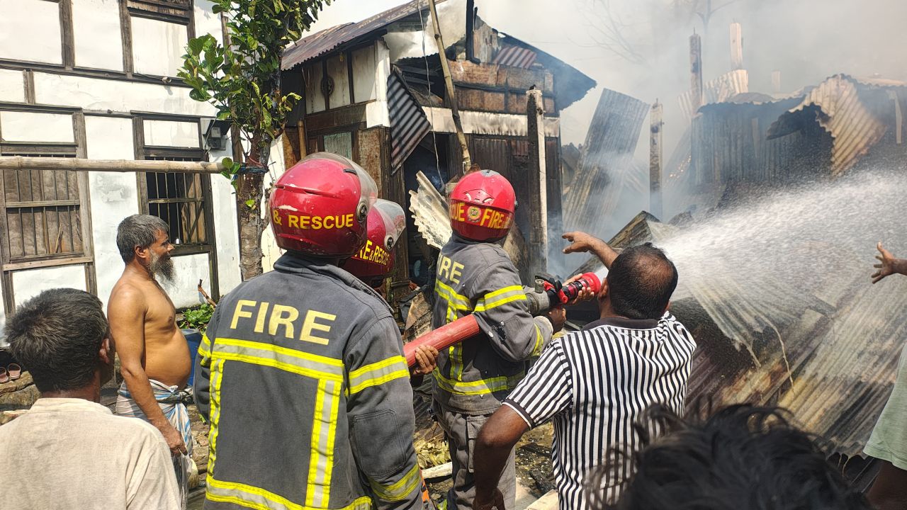 সিরাজদিখানে চুলার আগুনে পুড়ল ৩ ঘর