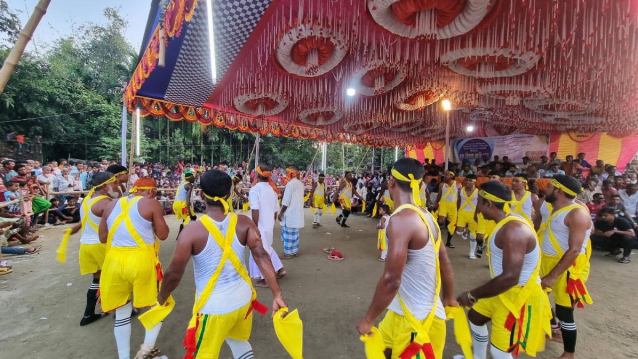 ত্রিশালে লোকজ জারি গানের আসরে মানুষের ঢল