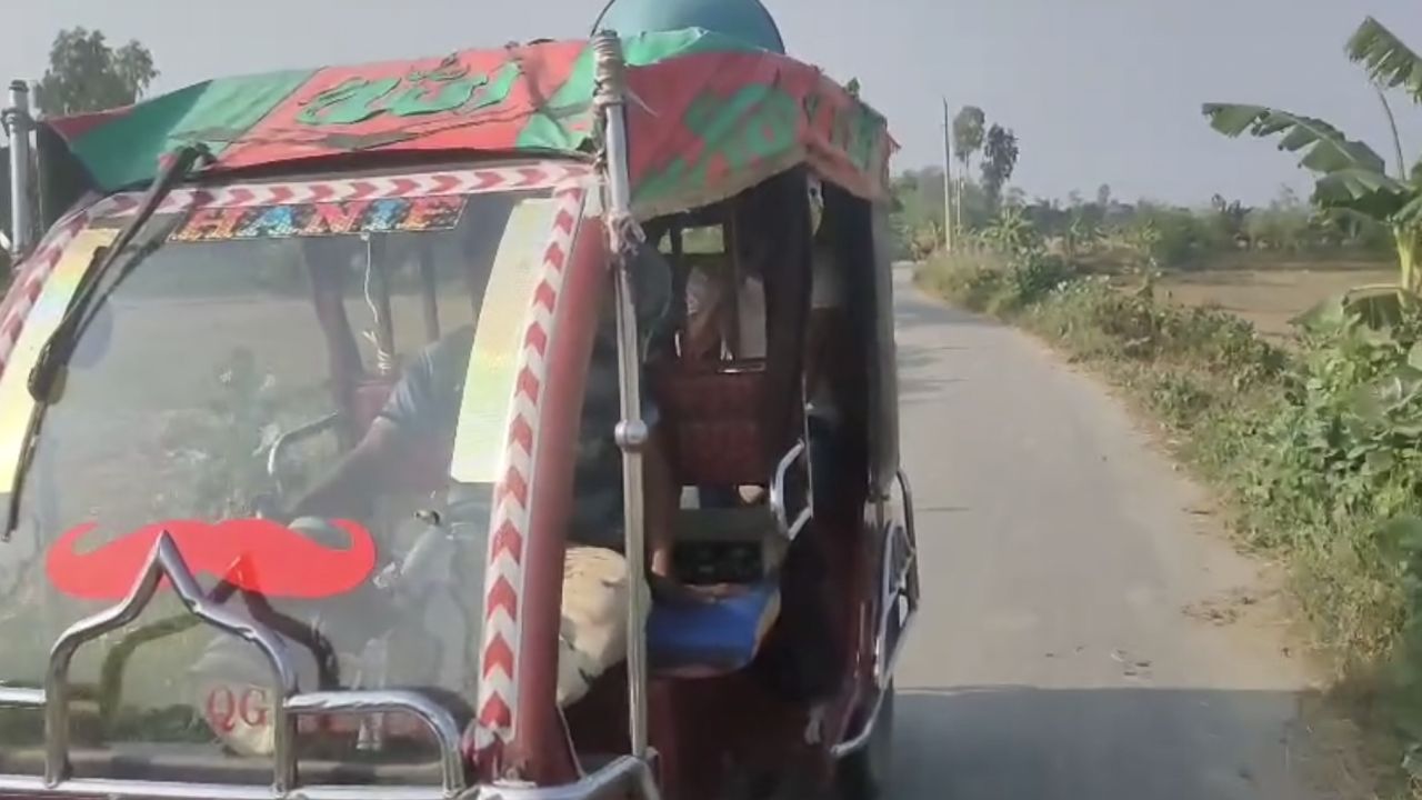 শেখ হাসিনার দেশে ফেরা নিয়ে অটোরিকশায় মাইকিং 
