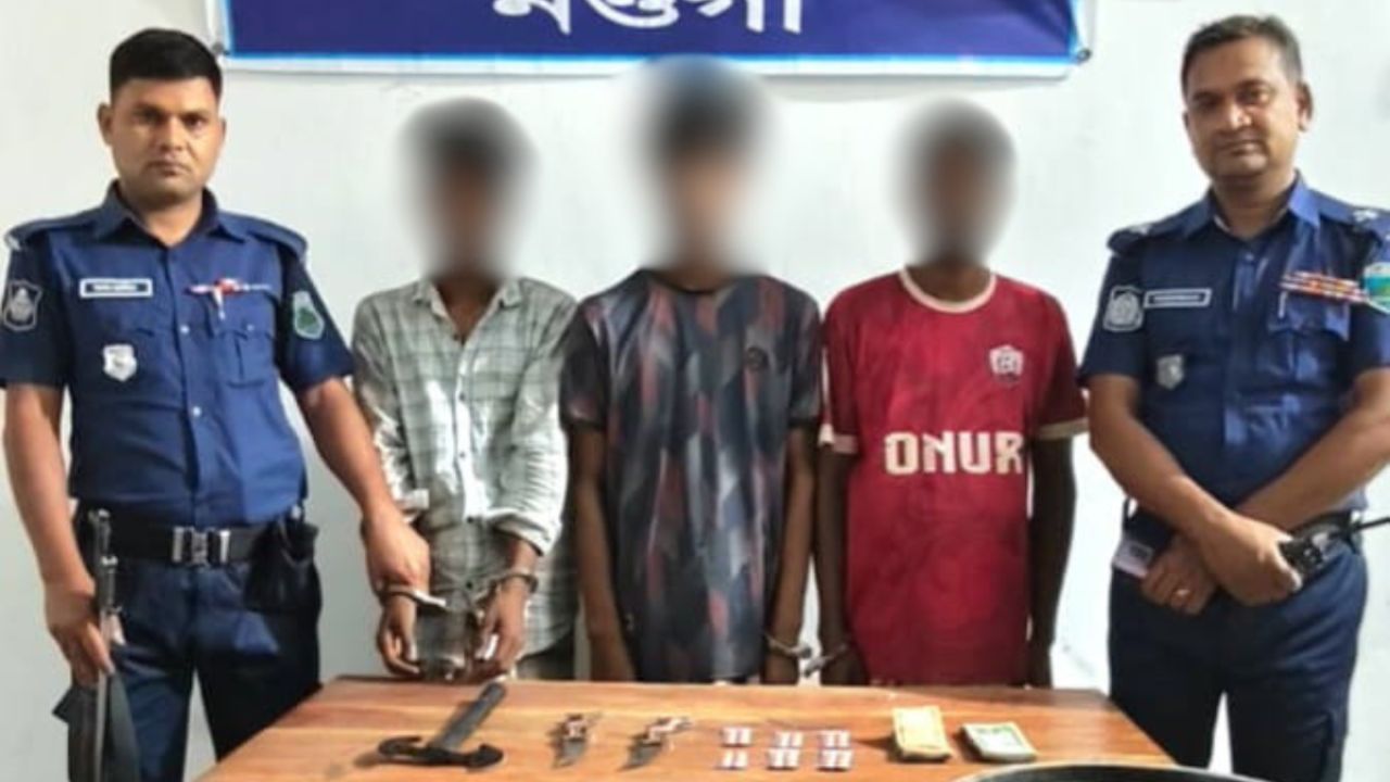 কিশোর গ্যাংয়ের ৩ সদস্য গ্রেপ্তার, দেশীয় অস্ত্র ও মাদক উদ্ধার