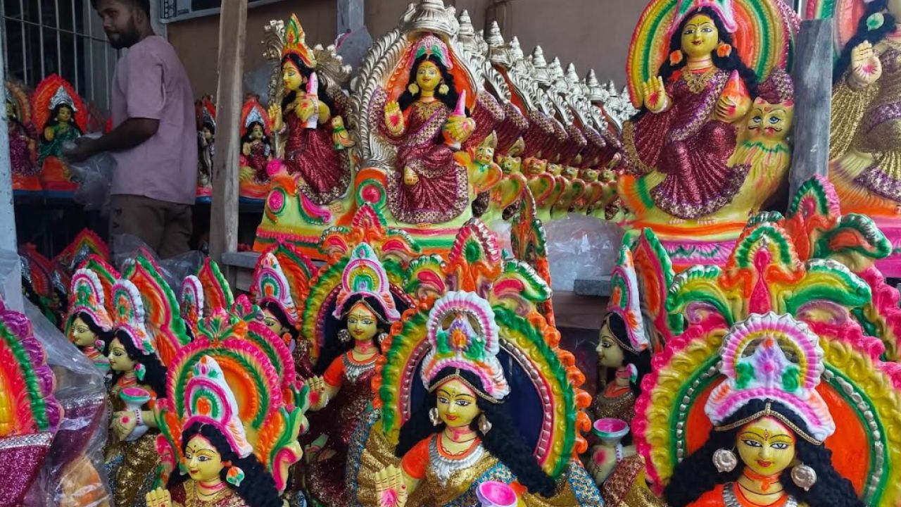 জমজমাট লক্ষ্মী প্রতিমার হাট, দামেও ঊর্ধ্বগতি
