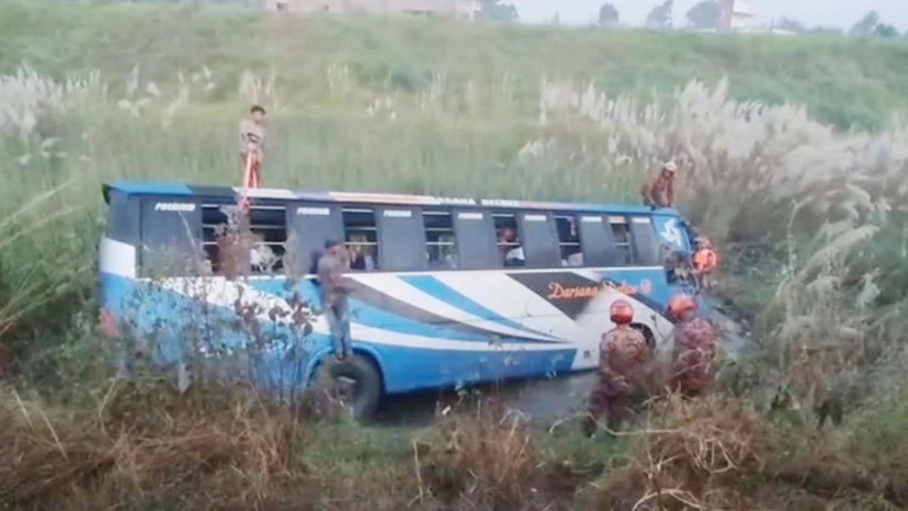 মুন্সিগঞ্জে এক্সপ্রেসওয়েতে বাস খাদে পড়ে নিহত ৩