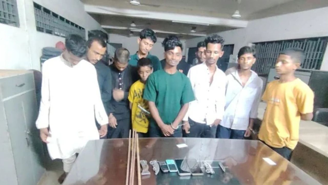 মোহাম্মদপুরে নারীসহ ১৩ ছিনতাইকারী গ্রেপ্তার