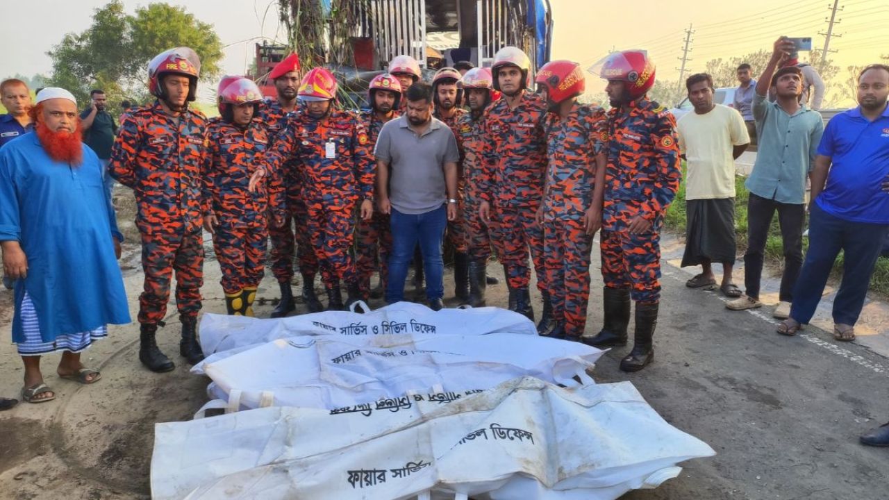 মুন্সিগঞ্জে এক্সপ্রেসওয়েতে বাস খাদে পড়ে নিহত ৩