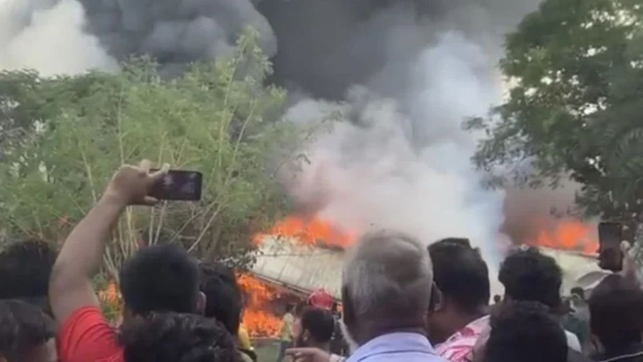 গাজীপুরে তৈরি পোশাক কারখানার গুদামে ভয়াবহ আগুন