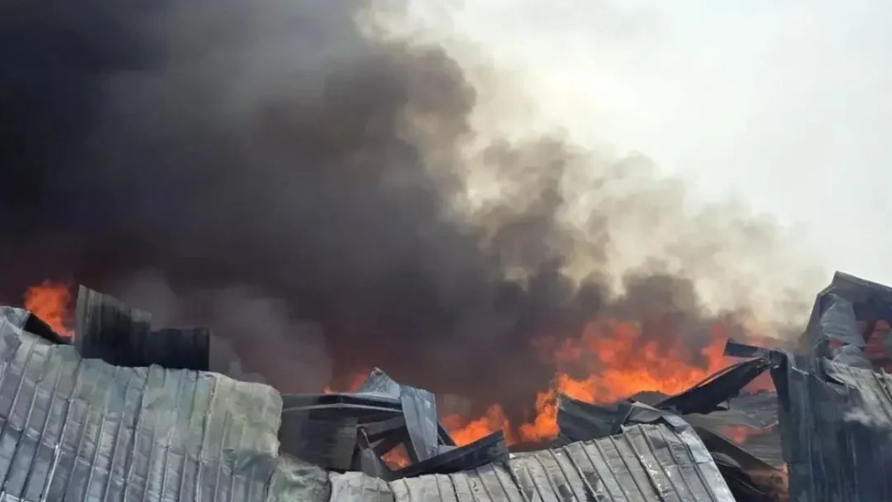 গাজীপুরে সুপ্রিম গার্মেন্টসের গুদামে ভয়াবহ আগুন