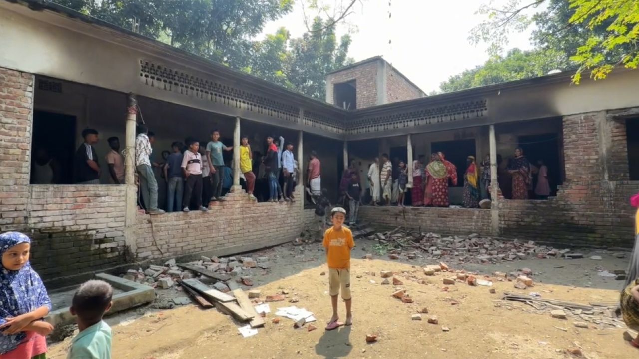 পাবনায় শিশু শিক্ষার্থীকে ধর্ষণচেষ্টা, মাদ্রাসায় আগুন ও পরিচালক আটক