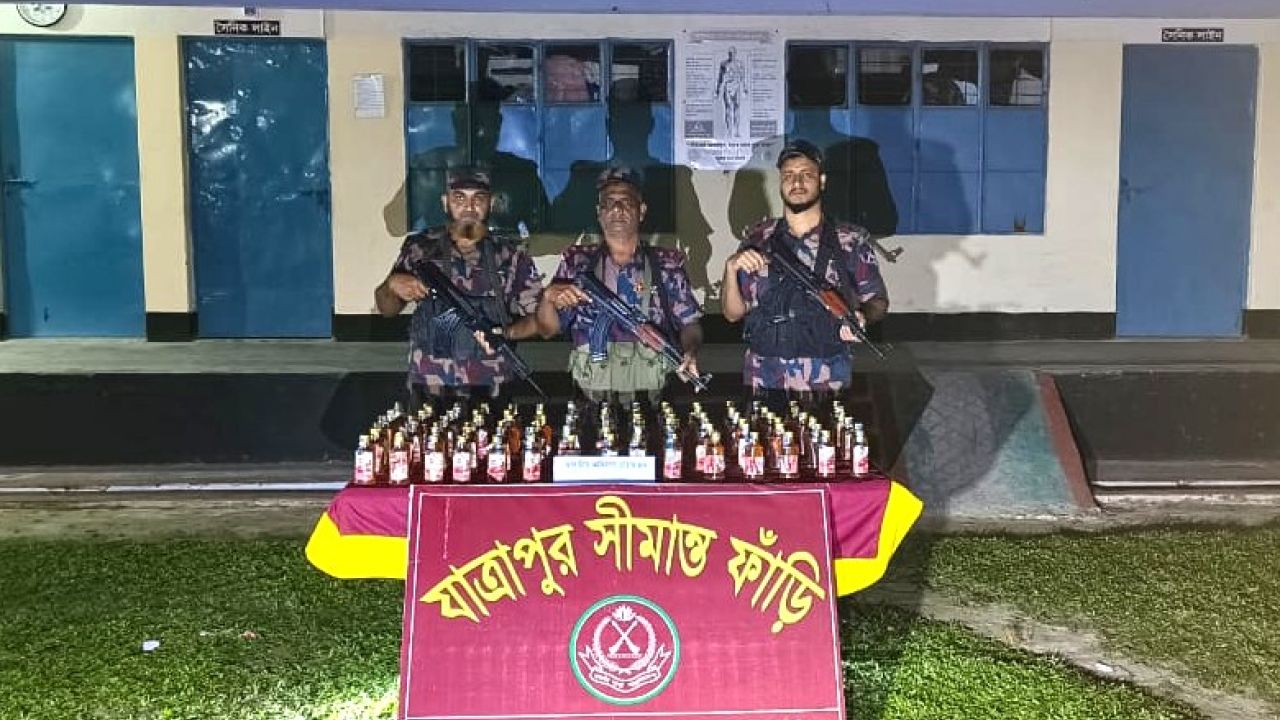 বিজিবি'র অভিযানে ২ আসামিসহ লক্ষাধিক টাকার মালামাল উদ্ধার