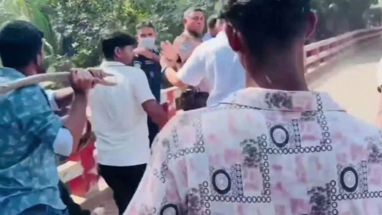 গোপালগঞ্জে পুলিশের ওপর হামলা ও গাড়ি ভাঙচুর, আহত ২