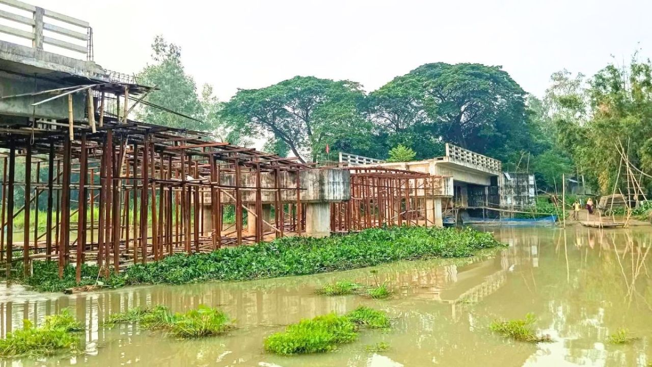 মির্জাপুরে পাঁচ বছরেও শেষ হয়নি সাড়ে ৯ কোটির সেতু