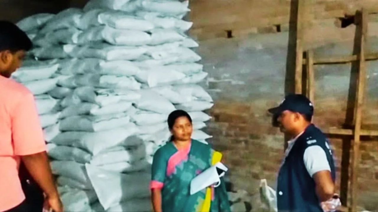  লুকিয়ে রাখা সার জব্দ, গোডাউন সিলগালা