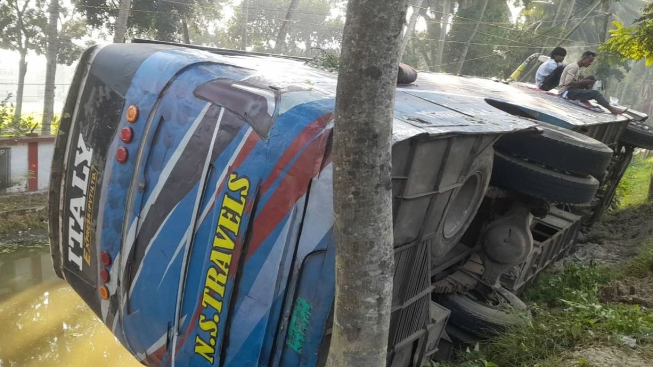বরিশাল ক্যাডেট কলেজ এলাকায় ডোবায় ইতালি পরিবহনের বাস