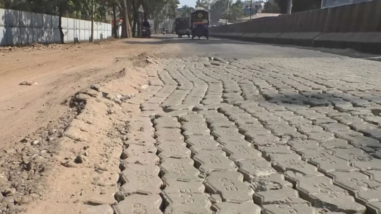 প্রধানমন্ত্রীর আগমন ঘিরে সড়ক সংস্কারের নামে টাকা লুটের অভিযোগ