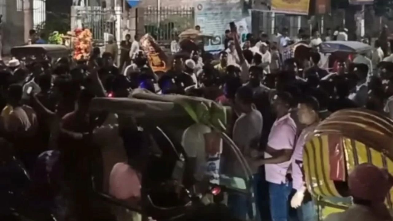 হকার উচ্ছেদ ঘিরে প্রশাসকের গাড়ি আটকে বিক্ষোভ-হাতাহাতি
