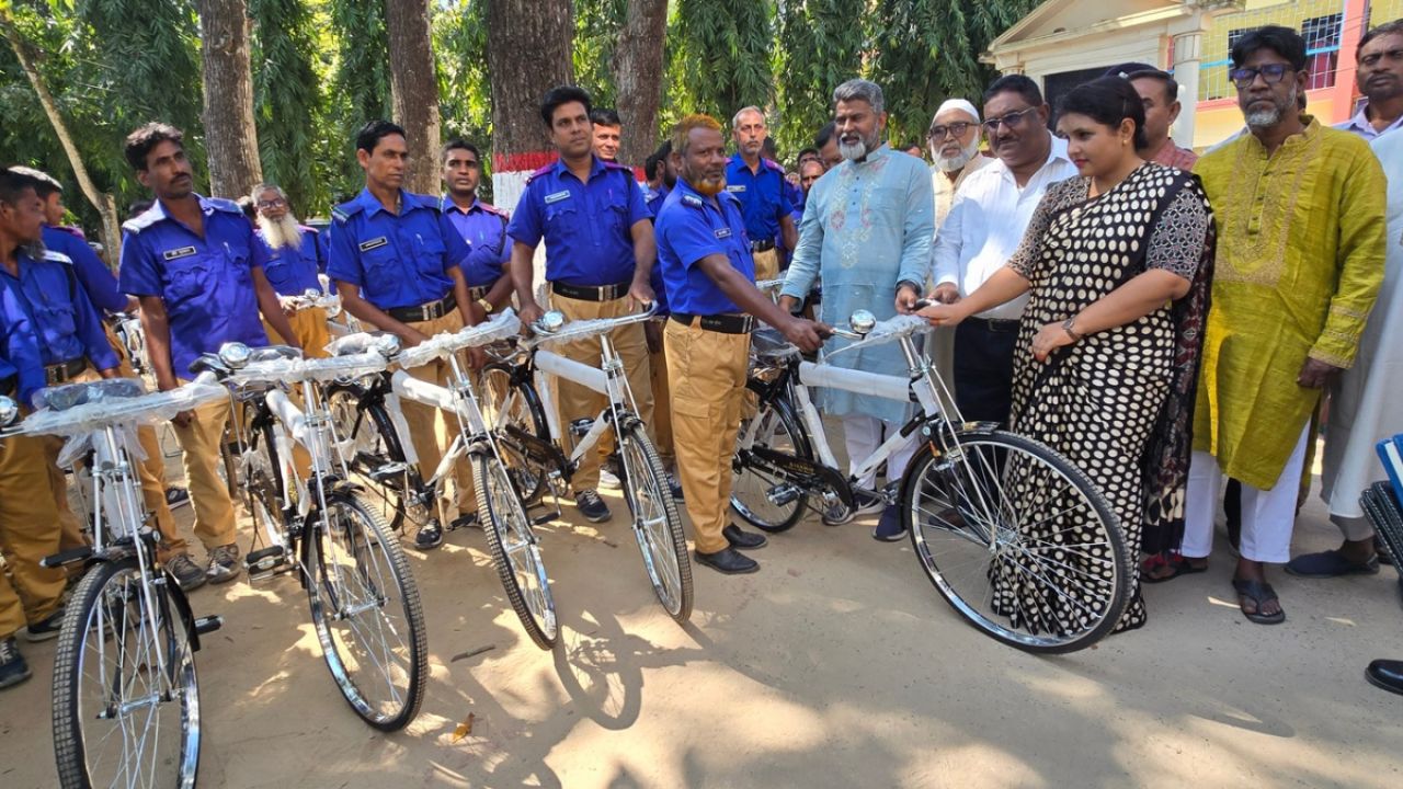 গ্রামীণ নিরাপত্তায় অভিনব উদ্যোগ, হাসিমুখ গ্রাম পুলিশের