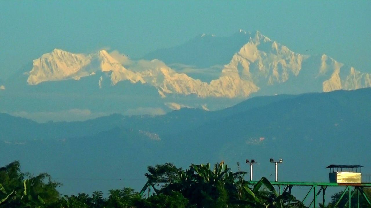 মেঘ কাটতেই তেঁতুলিয়ায় উঁকি দিল কাঞ্চনজঙ্ঘা