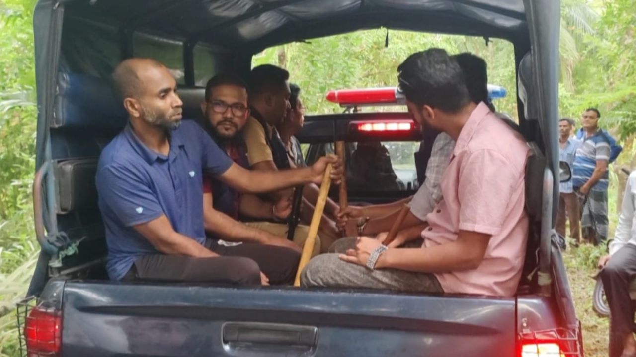 গৌরনদীতে আ. লীগ নেতার বাড়ি থেকে ৭ নেতাকর্মী আটক