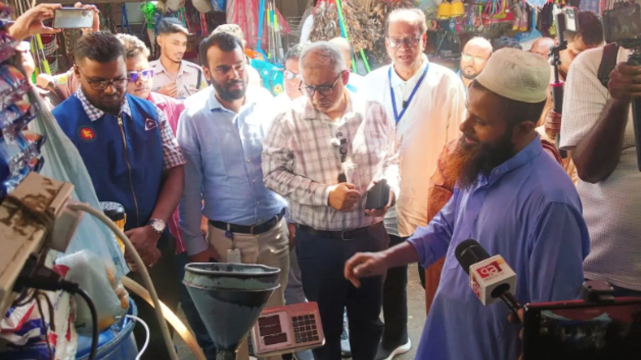 অস্বাস্থ্যকর ড্রামে তেল সংরক্ষণ, তিন প্রতিষ্ঠানকে জরিমানা