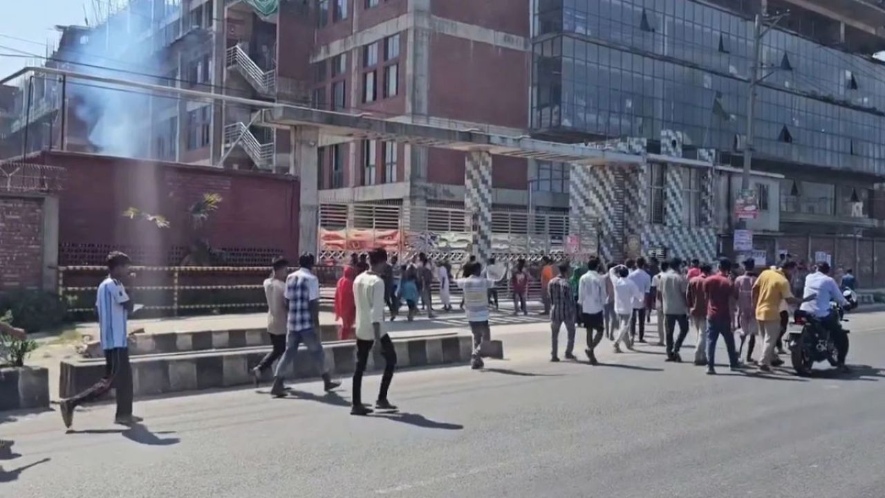 বেতন বৃদ্ধির দাবিতে গাজীপুরে মহাসড়ক অবরোধ