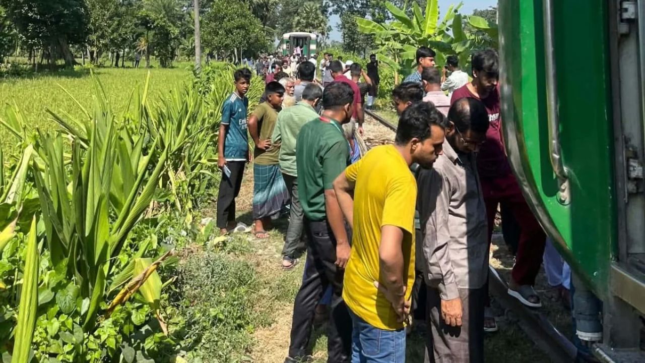 চলন্ত অবস্থায় তিস্তা এক্সপ্রেস ট্রেনের বগি বিচ্ছিন্ন,  আতঙ্ক যাত্রীদের