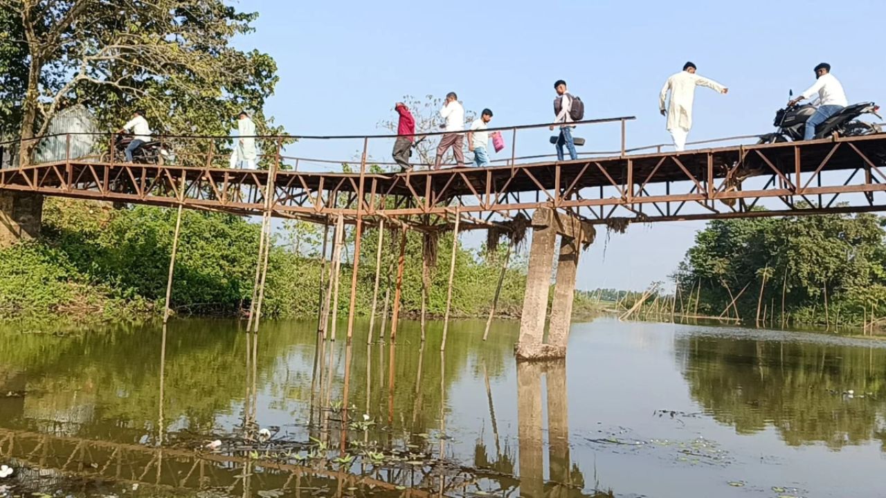ঝুলে পড়া লোহার সেতু বাঁশ দিয়ে ঠেকানোর চেষ্টা