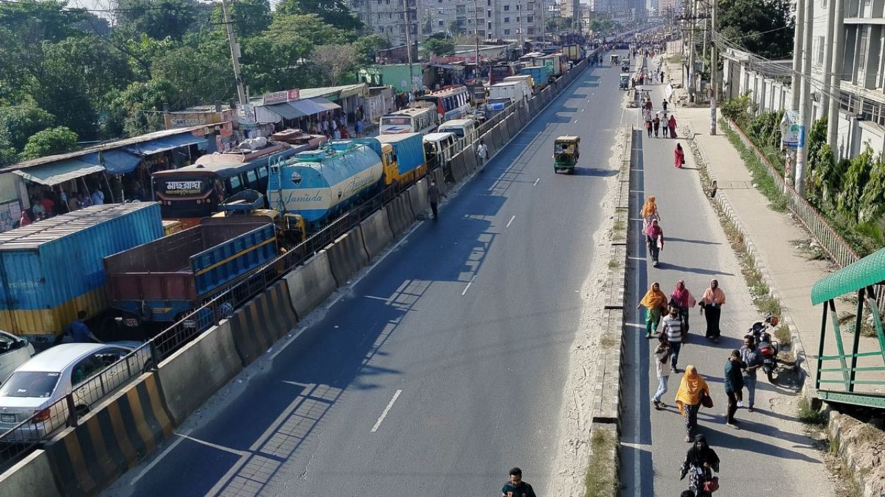 বেতন বৃদ্ধির দাবিতে ঢাকা-টাঙ্গাইল মহাসড়ক অবরুদ্ধ