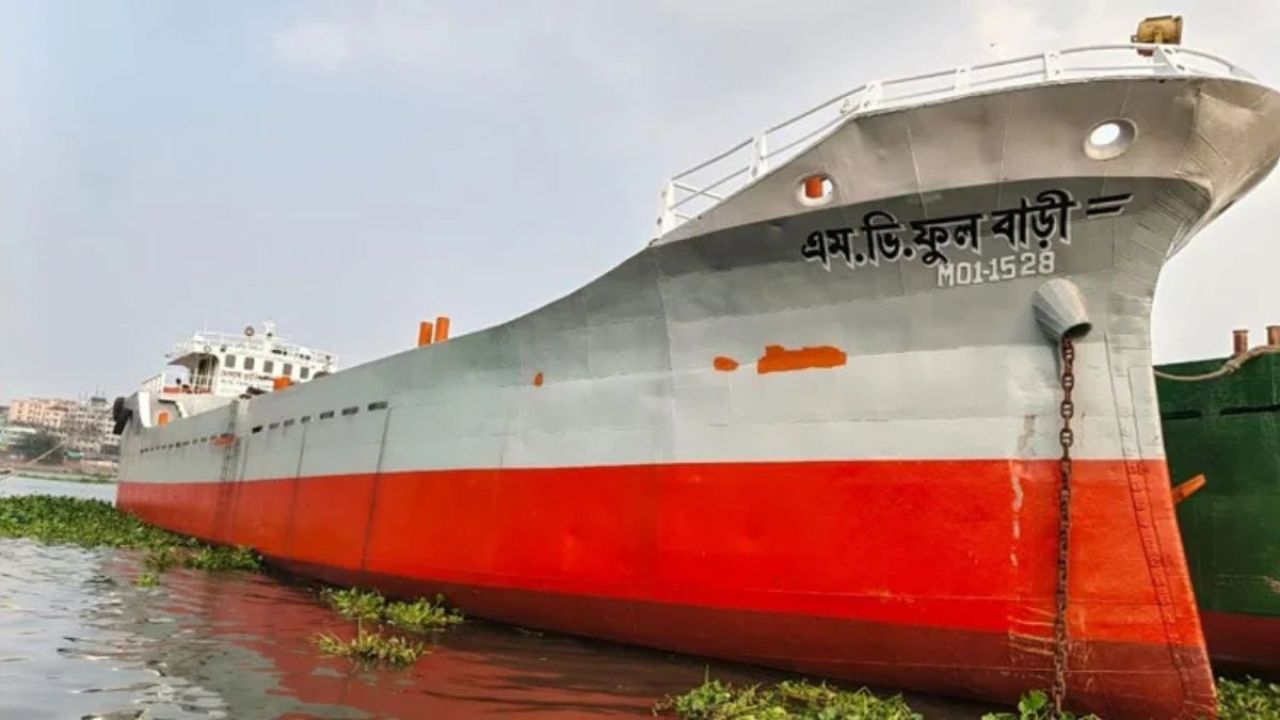মোংলায় অয়েল ট্যাঙ্কার-কার্গো সংঘর্ষ, কয়লাসহ জাহাজ ডুবি