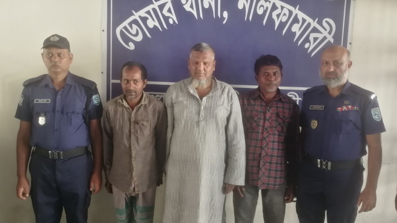 ডোমারে গাড়িবহরে হামলা ও ভাঙচুরের ঘটনায় গ্রেপ্তার ৩