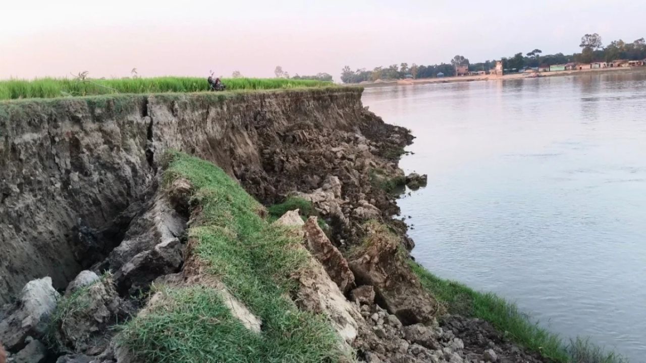  ৫৭৩ কোটি টাকার বাঁধ, তবুও নদীভাঙনে নিঃস্ব বাসিন্দারা