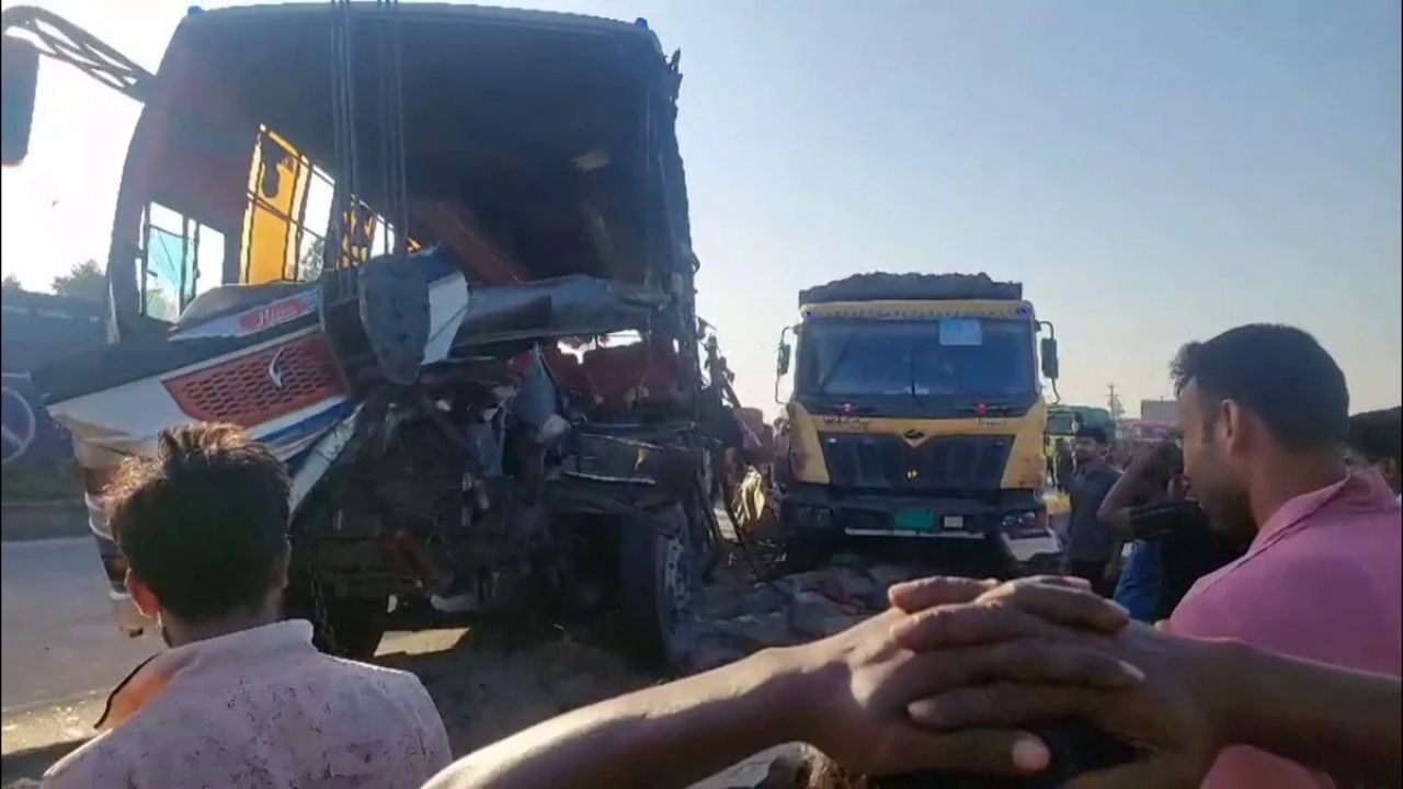 ড্রাম ট্রাকের পেছনে নাইট কোচের ধাক্কা, নিহত ৩, আহত ২৫