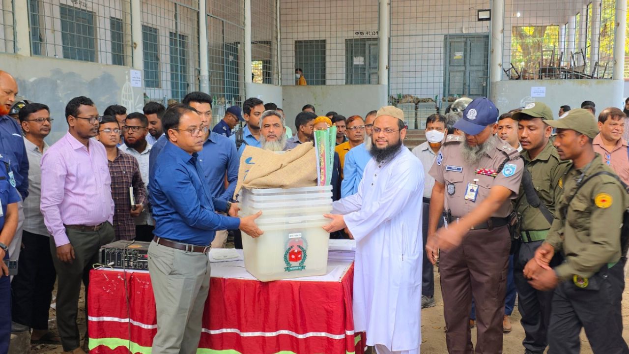 কাল ভোট, কেন্দ্রে কেন্দ্রে যাচ্ছে নির্বাচনী সরঞ্জাম