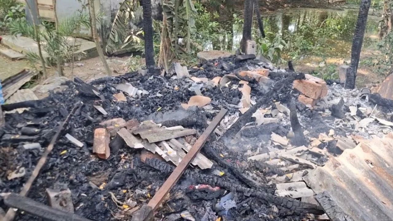 মসজিদ কমিটি নিয়ে সংঘর্ষ, ভাঙচুর-লুটপাট ও ঘরে আগুন