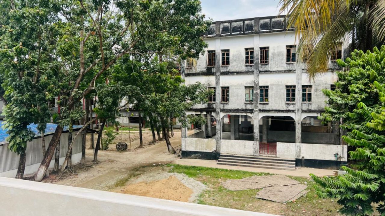 পানি নেই, তৃষ্ণায় কাতর ফেনীর ২০০০ শিক্ষার্থী, সংঘাতের শঙ্কা!