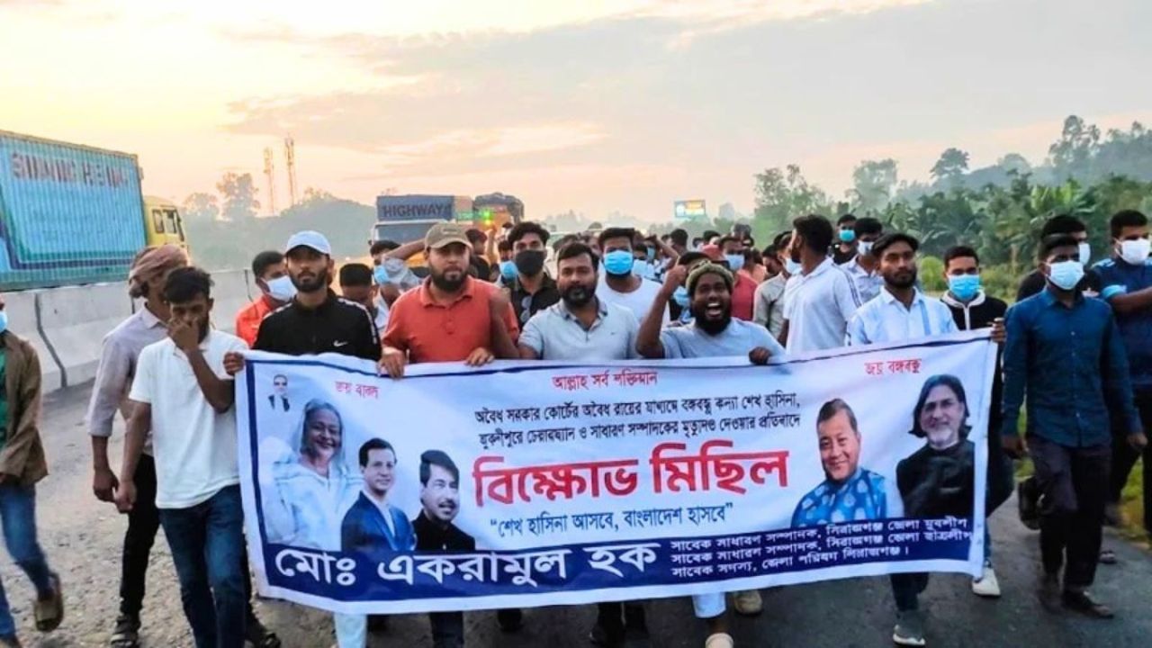 পুলিশের টহল গাড়ির সামনে যুবলীগের মিছিল