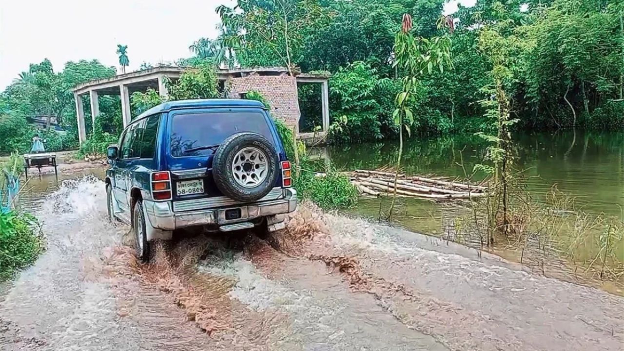 বেনাপোল-খড়িডাঙ্গা সড়কে স্থায়ী জলাবদ্ধতা, চরম দুর্ভোগে মানুষ