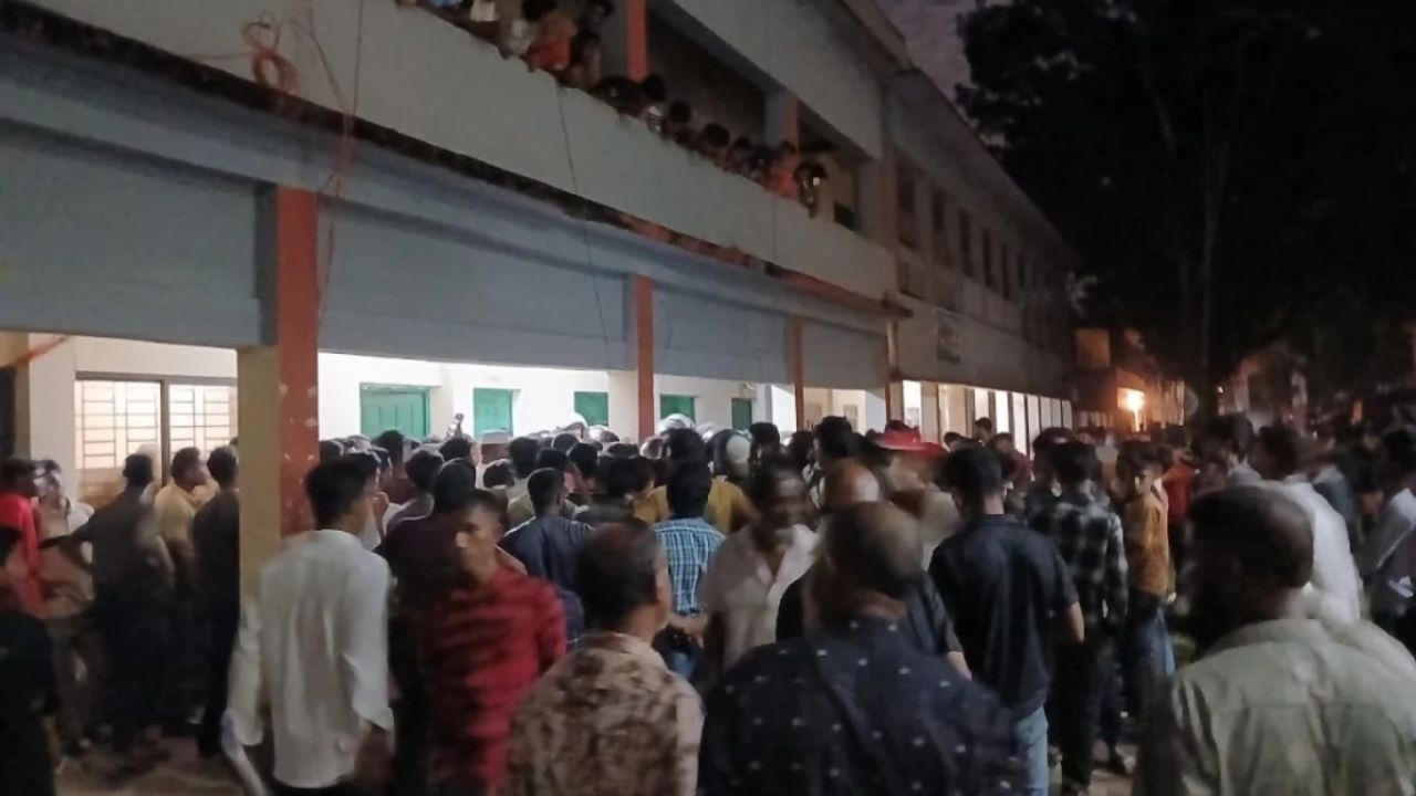 শিক্ষকের গায়ে হাত, শিক্ষার্থীদের ক্লাস বর্জন ও তুমুল বিক্ষোভ
