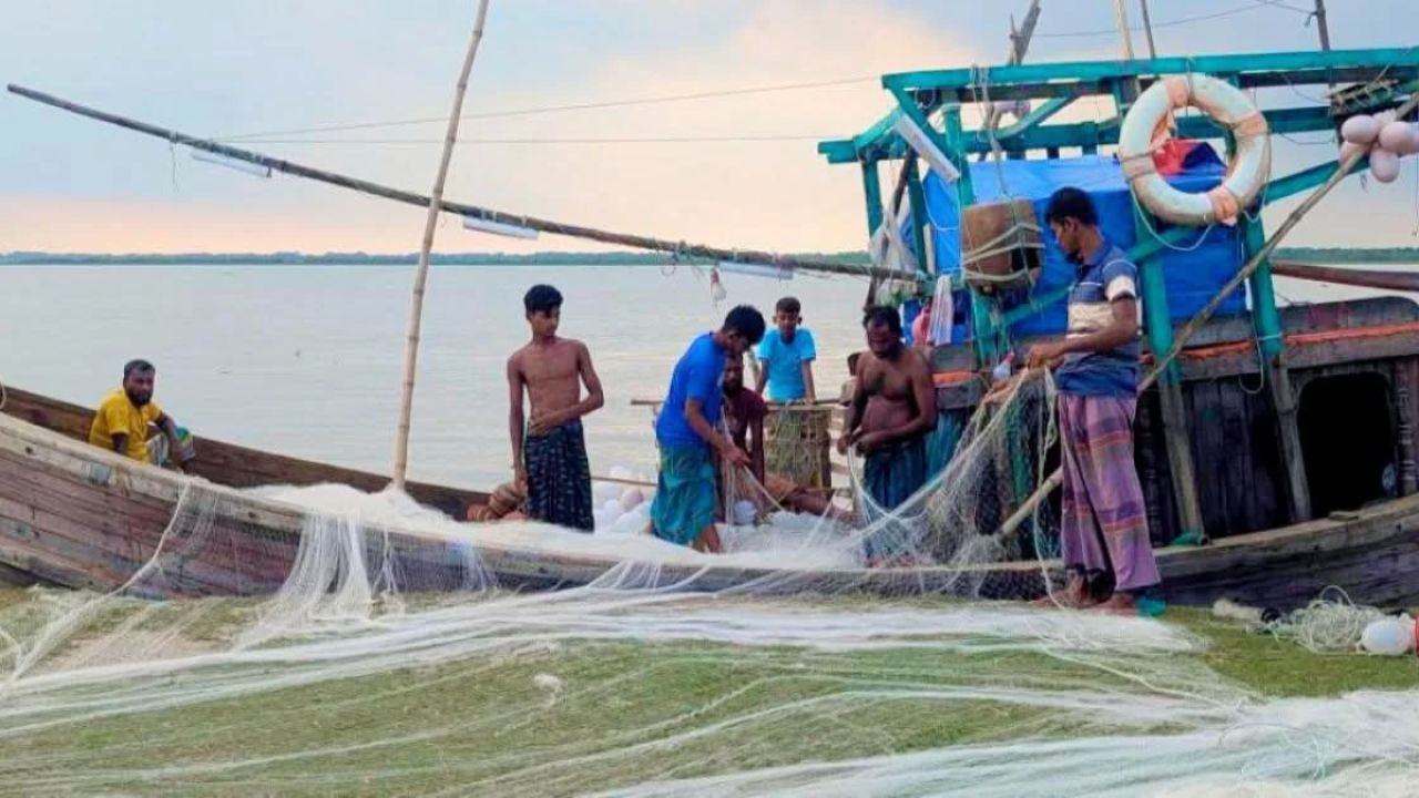 ঋণের বোঝা মাথায় নিয়ে সাগরে নামার প্রস্তুতি উপকূলীয় জেলেদের