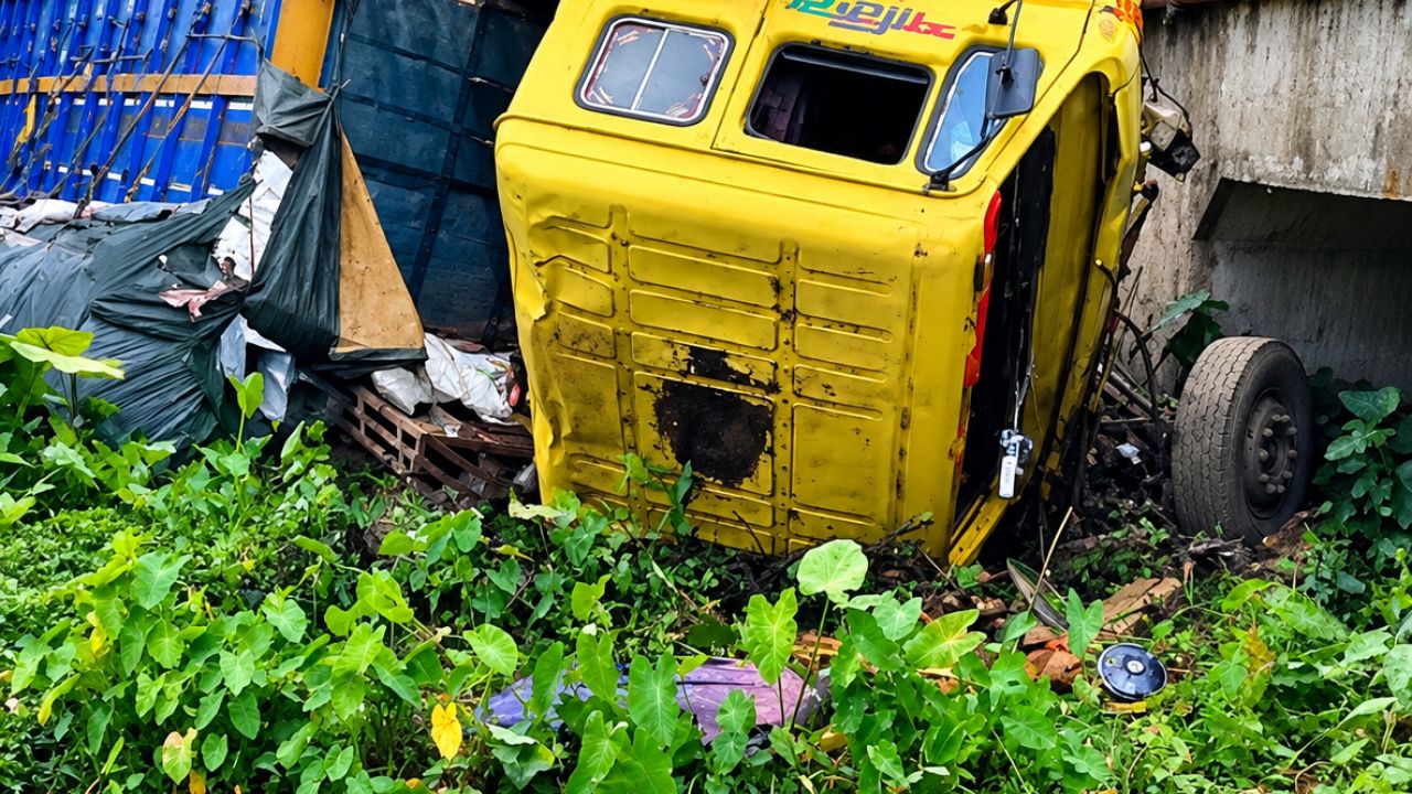 নবীগঞ্জে মাছের খাদ্যবাহী ট্রাক খাদে