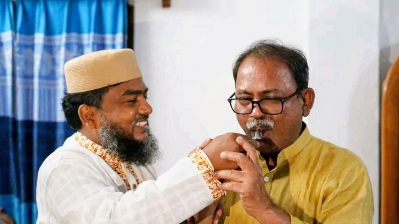 ফুল নিয়ে দেলাওয়ারের বাড়িতে মির্জা ফয়সল আমিন