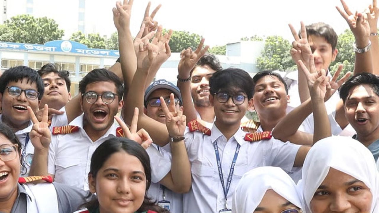 এইচএসসি পরীক্ষার ফল প্রকাশ পাসের হার ৫২.১২, এগিয়ে ছাত্ররা