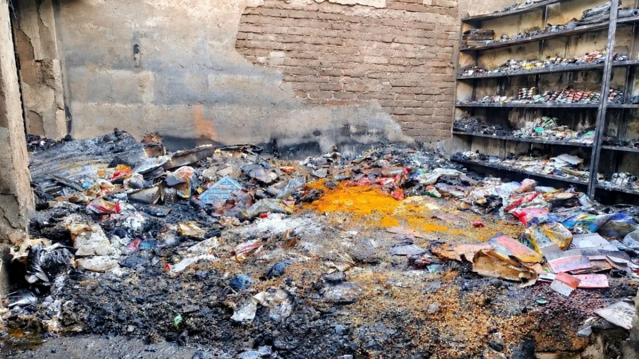 সুন্দরগঞ্জে ভয়াবহ আগুনে পুড়ে ছাই ৫ দোকান