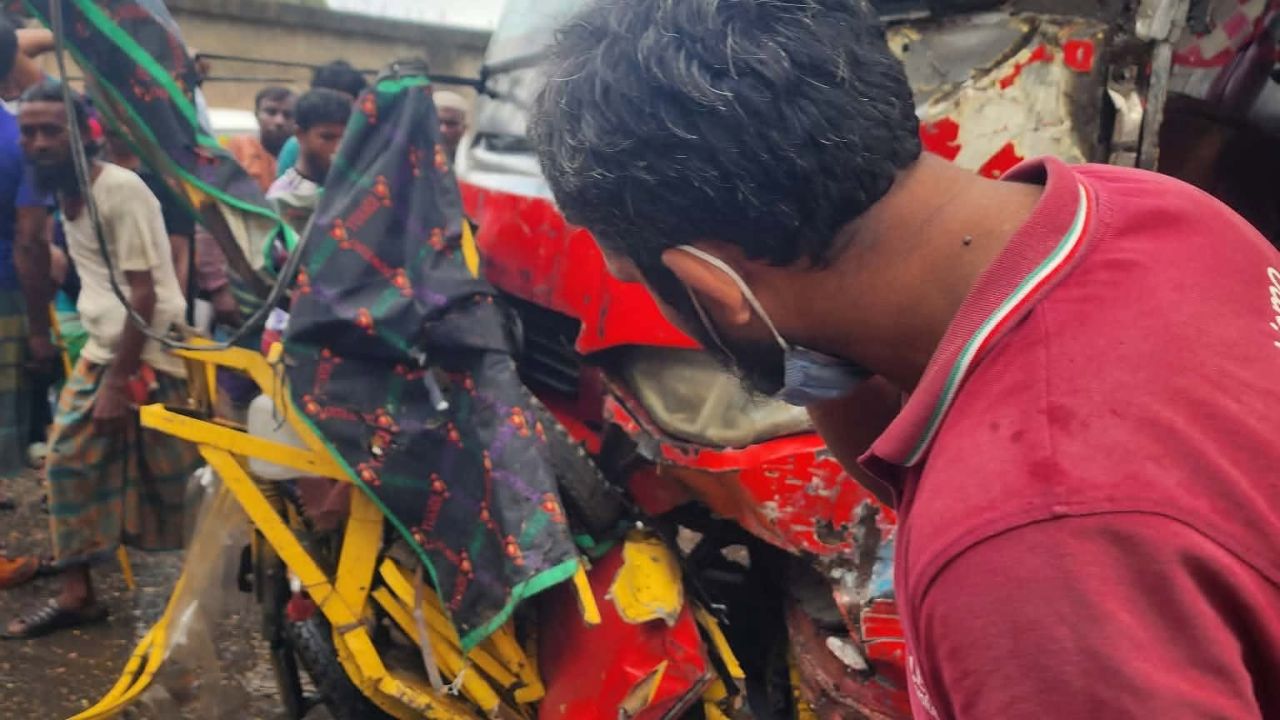 নারায়ণগঞ্জে বেপরোয়া বাসের চাপায় অটোরিকশাচালক নিহত, আহত ৩