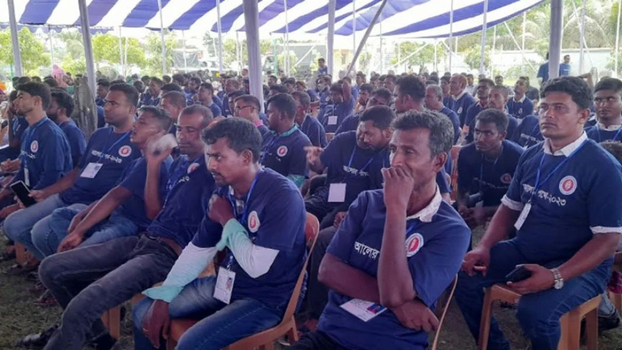 আলোর পথে ৭০ চরমপন্থি
