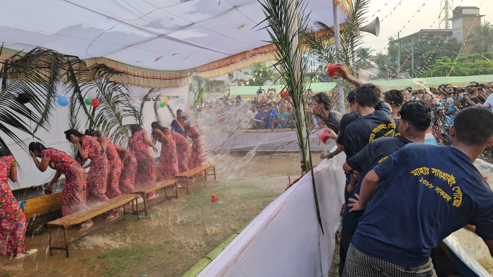 সাংগ্রাই উৎসবে জলকেলিতে মুখর তরুণ-তরুণীরা